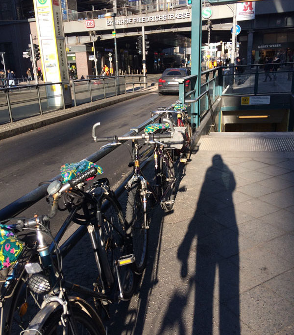 Berlin Friedrichstraße Verteilung Sattelschoner Pukka Tee